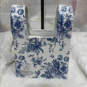 Sorry & Serena white blue floral decorative vase decor